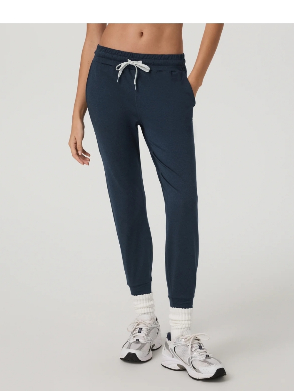 Vuori Large Women's Performance Joggers in Midnight Heather Blue